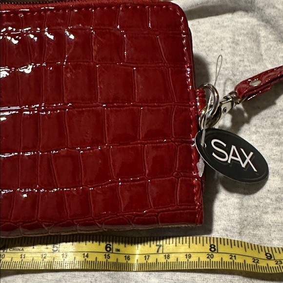 SAX Red Crocodile-Embossed Women's Clutch 8X4 NWOT - Picture 5 of 7